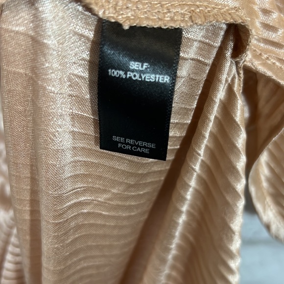 BKE Boutique Satin cold shoulder top size Medium - Picture 10 of 16